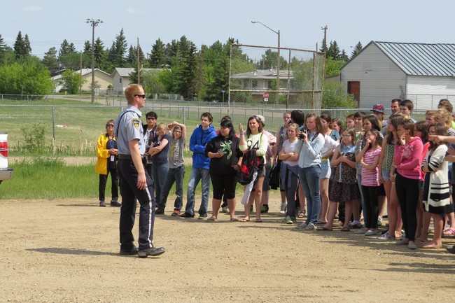 Community Peace Officer Knudson informing Ryley School Students of the events occurring in the collision.